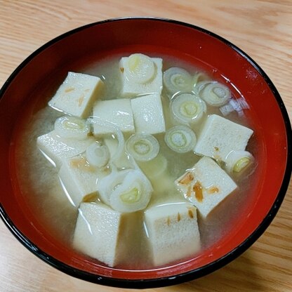 栄養価が高い高野豆腐のお味噌汁、かつお節入りで風味が良く美味しかったです(*^-^*)